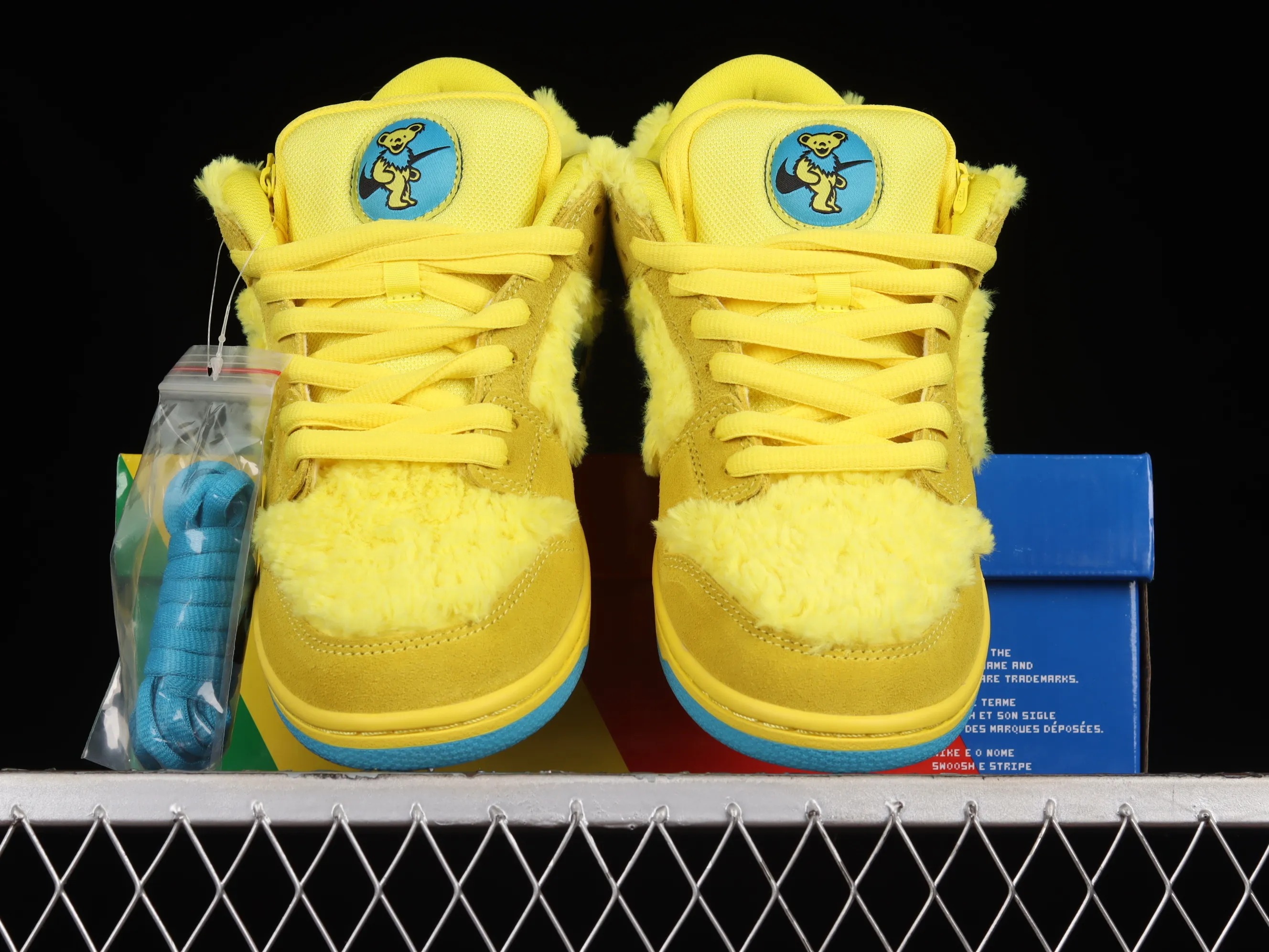 All categories Nk SB Dunk Series Nk SB Dunk Low low-top sneakers OG version Grateful Dead x Nk SB Dunk Low "Yellow Bear" joint model yellow and blue bear sports skateboard shoes CJ5378-700